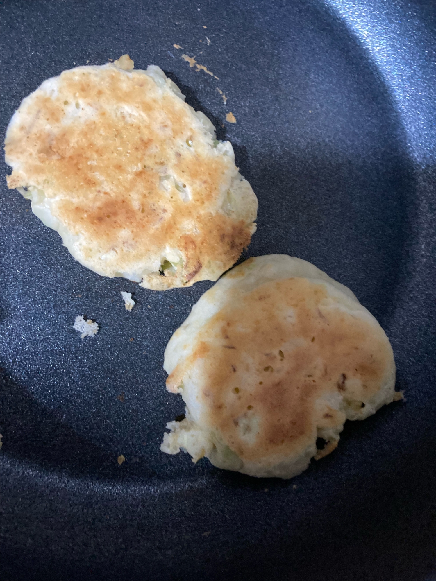 手つかみ食べに！野菜入りふわふわお食事パンケーキ