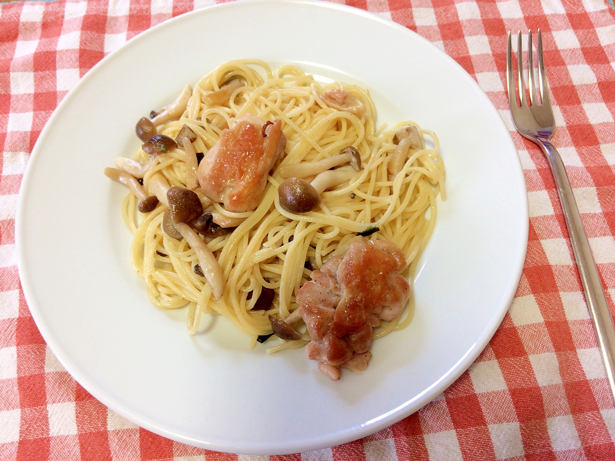 うちのパスタ「鶏肉ときのこのペペロンチーノ」