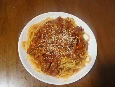 たっぷりソースのミートソースパスタ