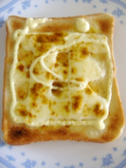 カレー味のチーズトーストとっても美味しですね(*^^)v作るのも簡単で美味しいレシピ有難うございました(^ム^)