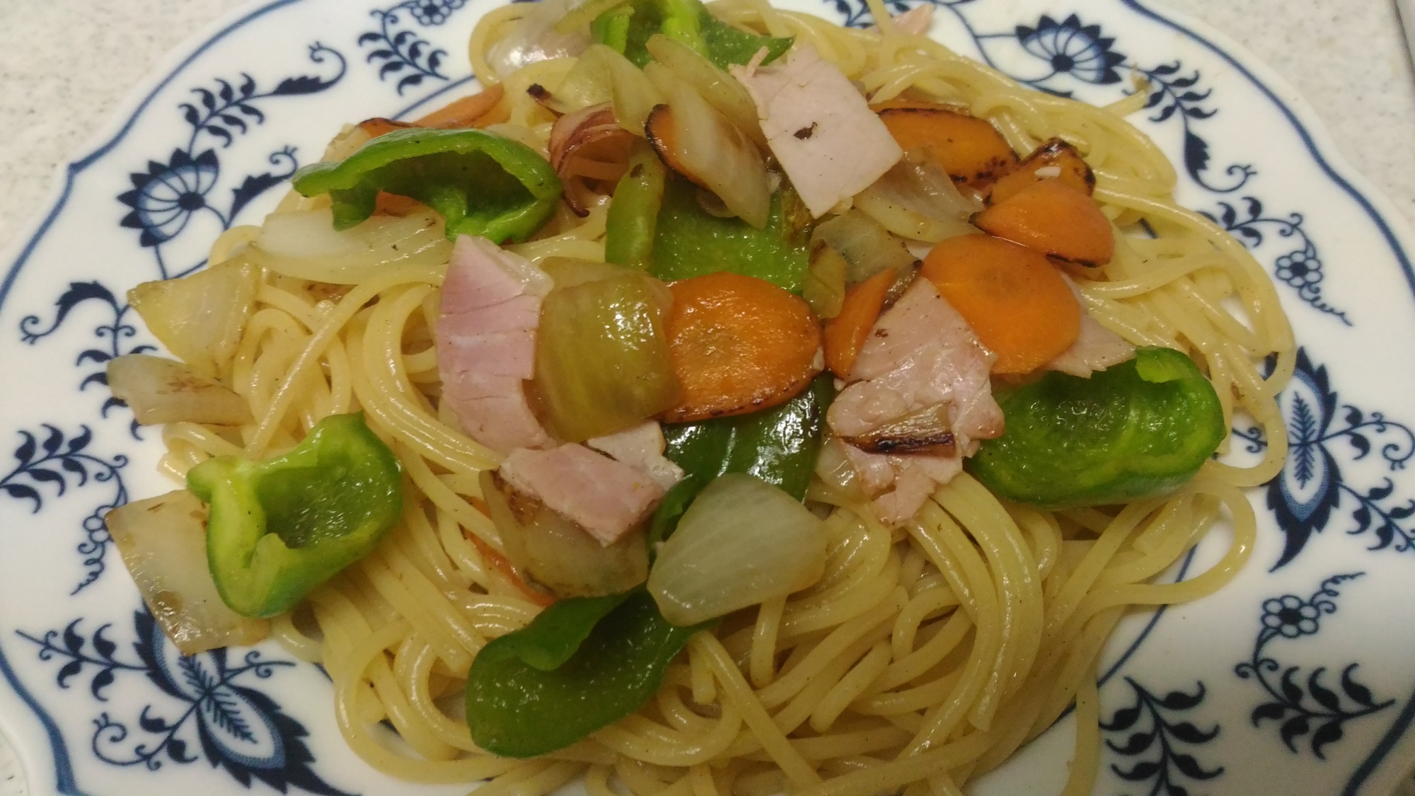 ピーマンと人参、玉葱&ハムのあっさりパスタ