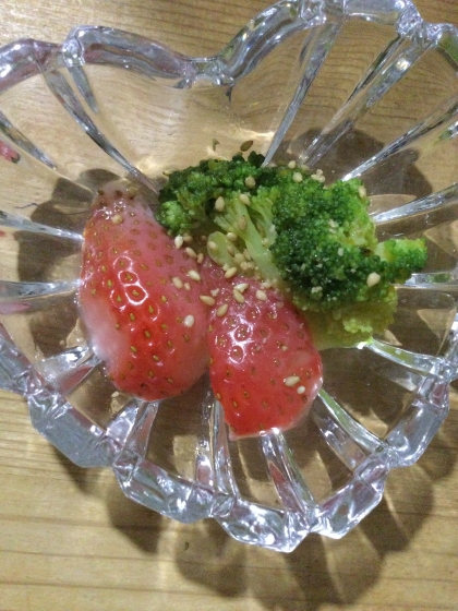 いちごとブロッコリーサラダ