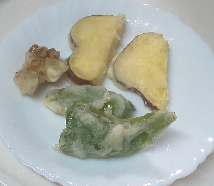 林檎の木さん♡昨日の夕飯に天ぷらを作りました♥️なすはなかったのですが、舞茸と実家のさつまいも、ピーマンで作りました☘️おいしかったです♥️今日も良い天気ですね