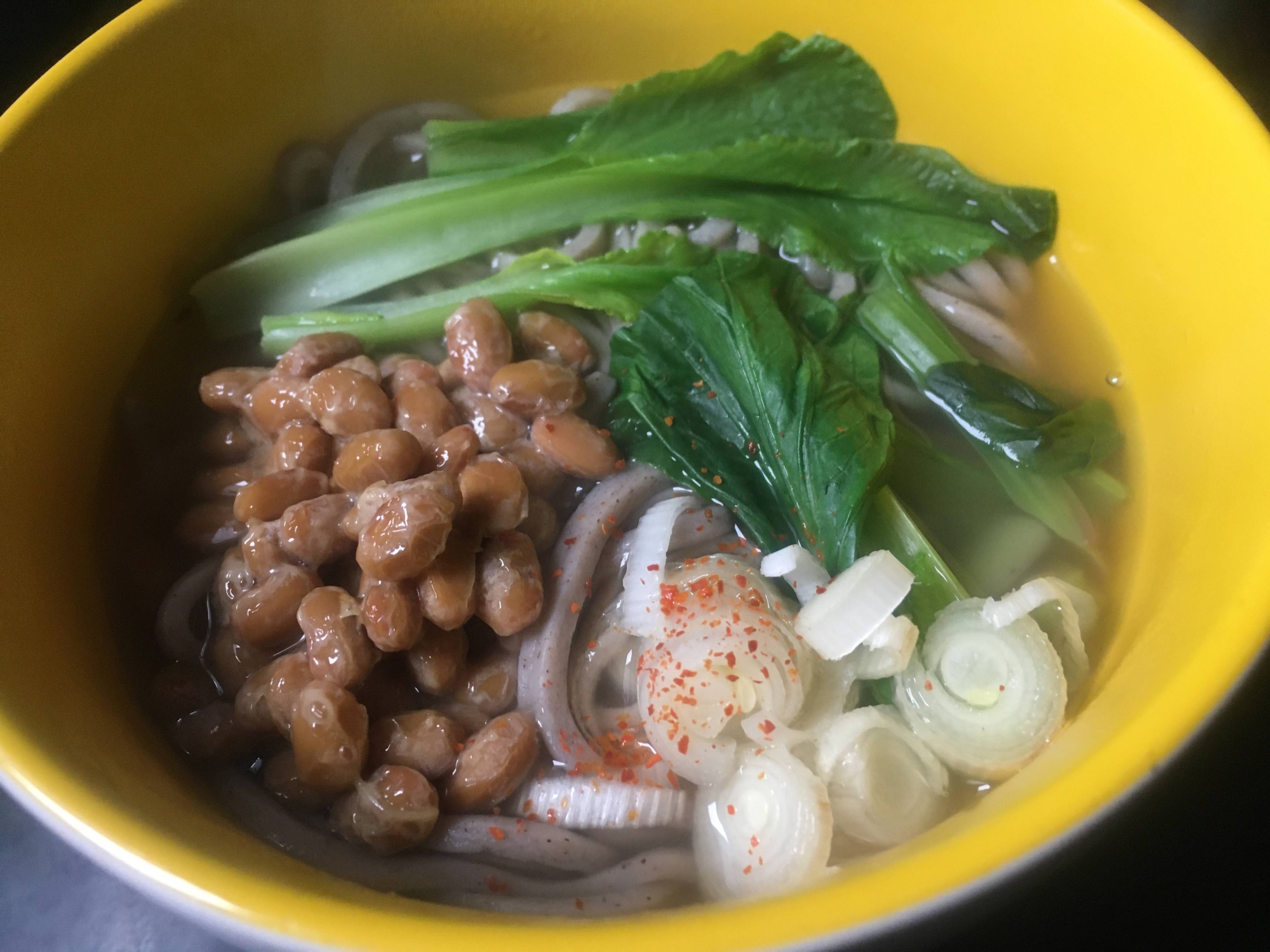 小松菜とネギ、納豆のコンソメ蕎麦
