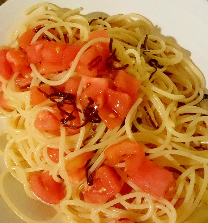 トマトと塩こんぶの和えパスタ