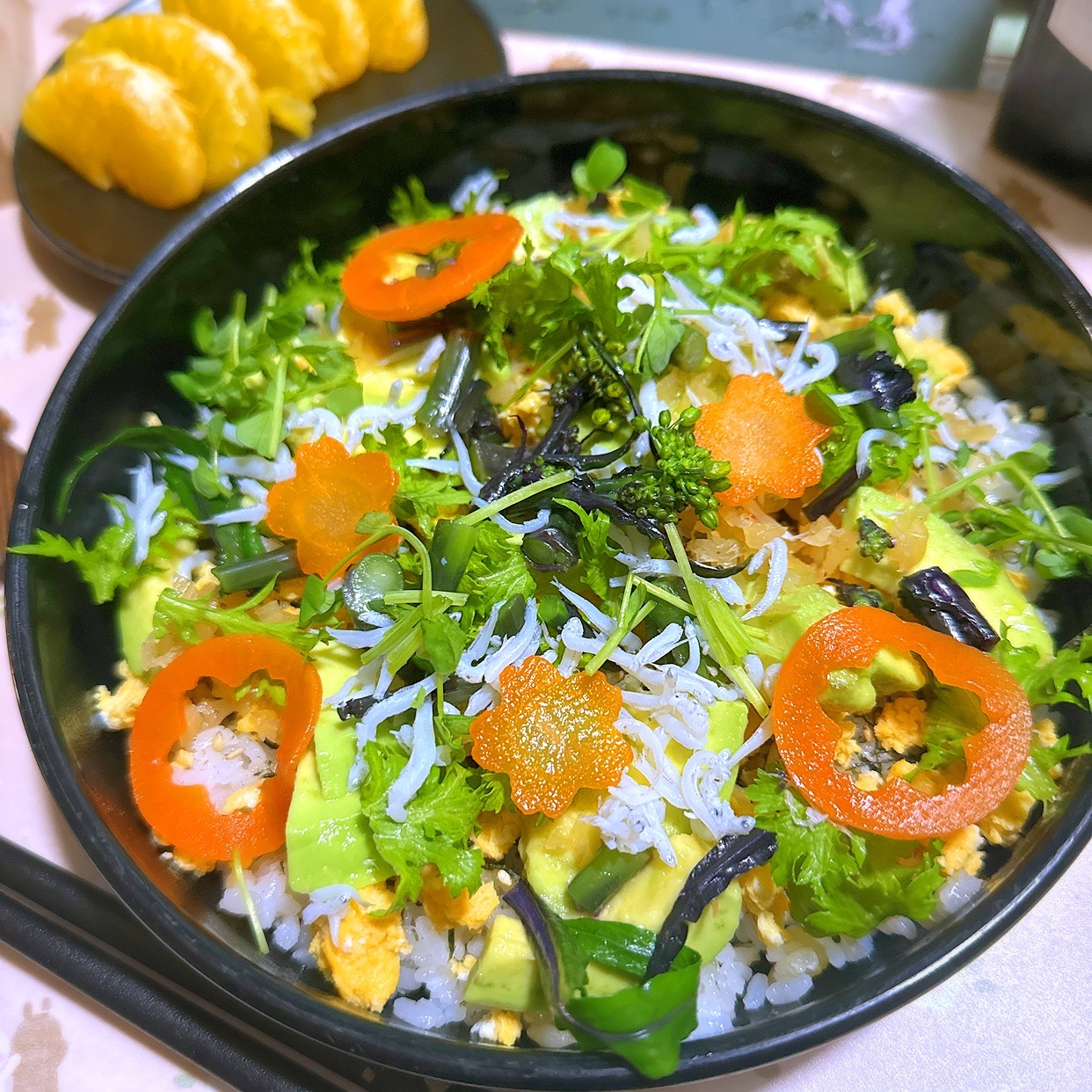 アボカドと菜の花としらすのちらし寿司