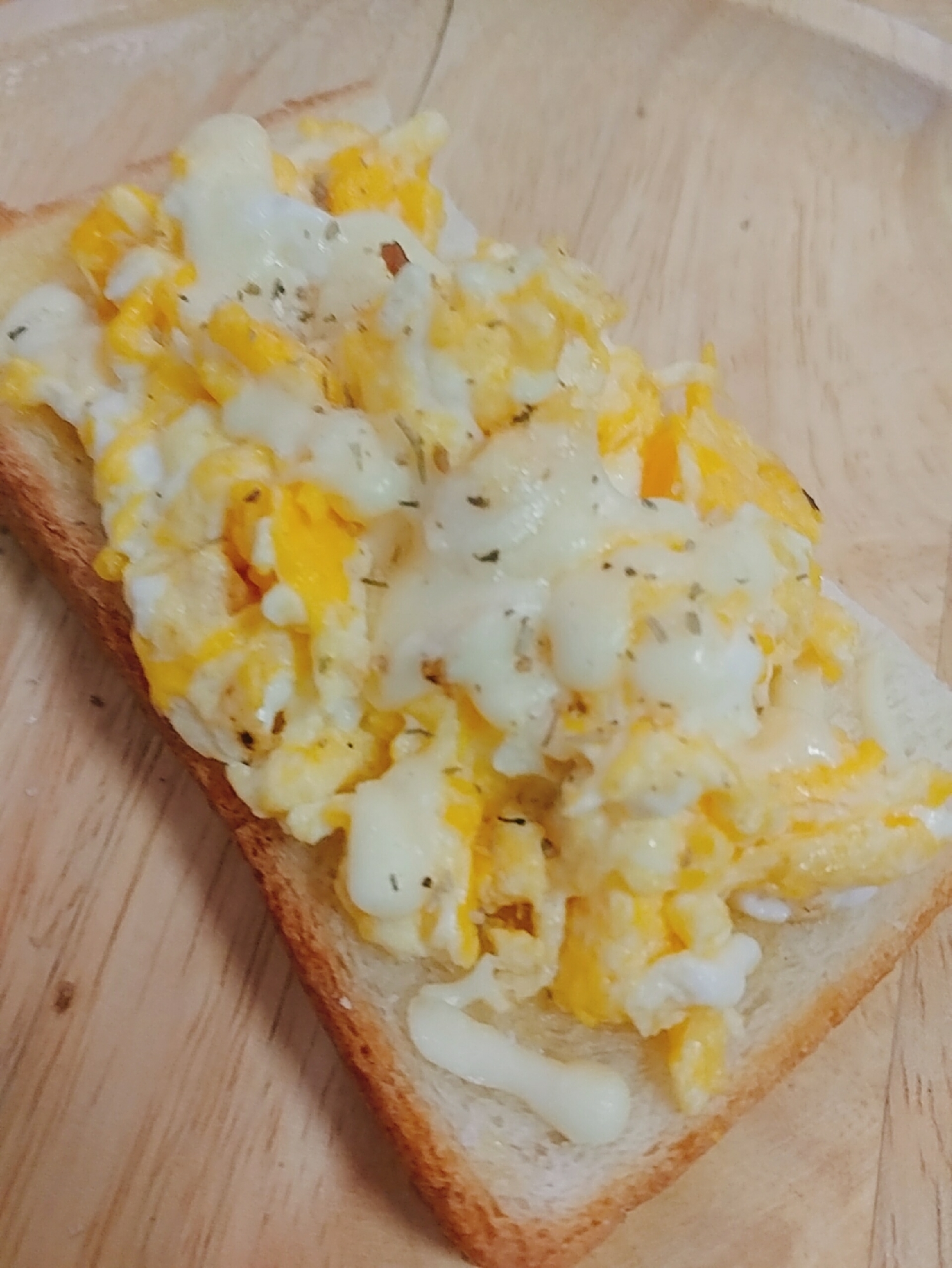 スクランブルエッグとチーズのハーブソルトトースト
