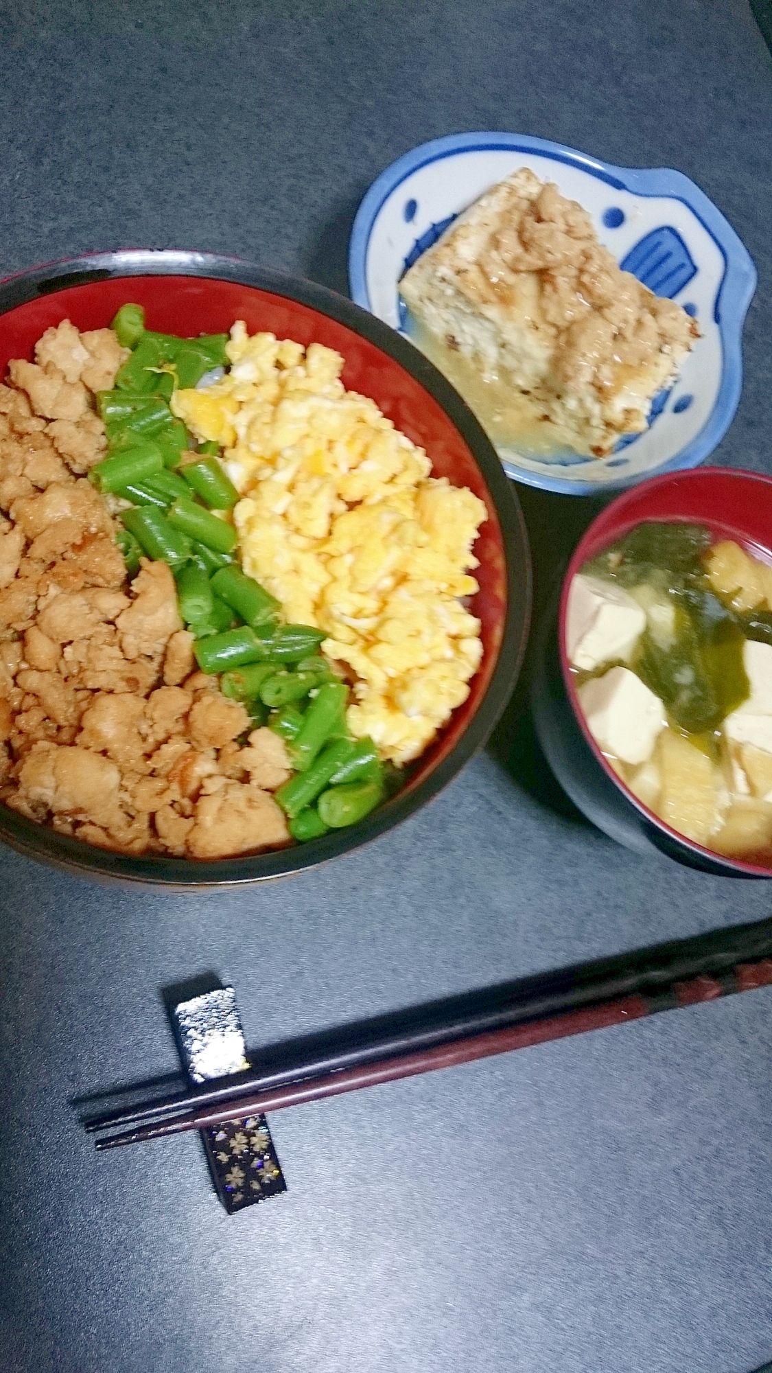 簡単三品☆鶏そぼろ丼！副食にそぼろ餡と味噌汁も☆