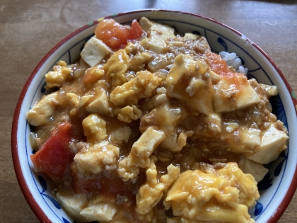 ご飯にかけて頂きました。天津丼みたいな感じで、激ウマでした。卵とトマトが肉味噌のピリ辛をほんのり和らげてくれて思わずおかわりして食べちゃいました♪