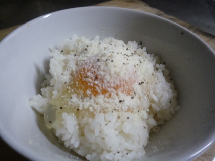 実はもう何度も何度も作ってます★
子供たちも卵かけご飯には粉チーズが一番好きみたいです♡￫ܫ￩♡ 
何度食べても飽きずに美味しいですΣｄ（´∀｀）ｲｲ!