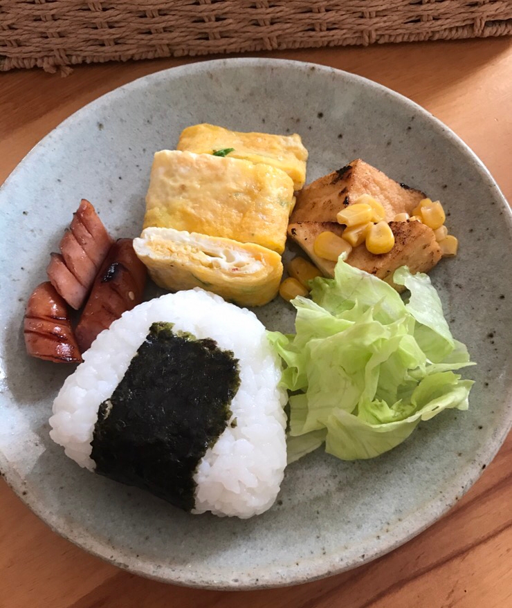 海苔巻きおむすびと卵焼きの朝ごはんプレート