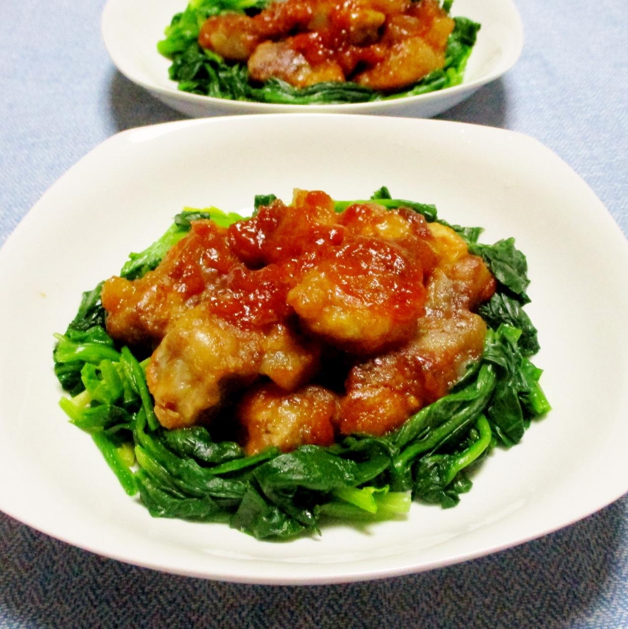 白い皿に盛られた豚軟骨のケチャップあん