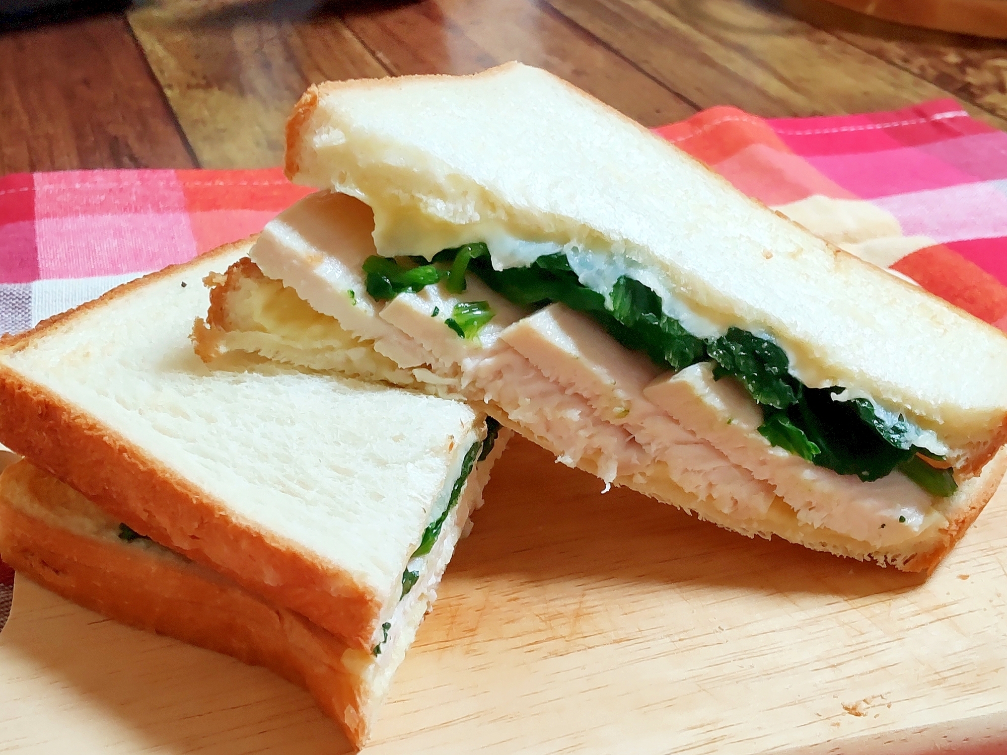 サラダチキンとほうれん草のチーズトーストサンド