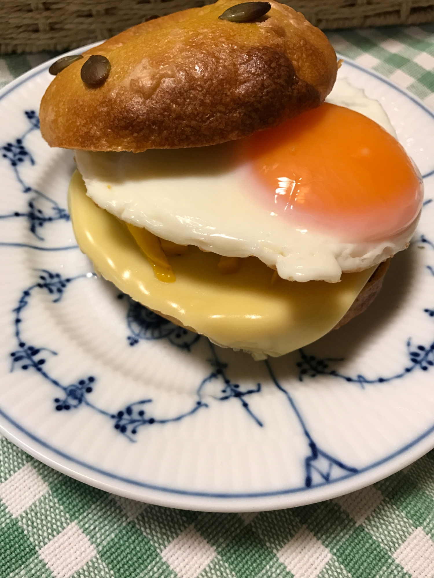 ズッキーニと目玉焼きのベーグルサンド