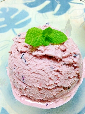 冷凍塩麹イチゴジャムとブルーベリーのアイスクリーム