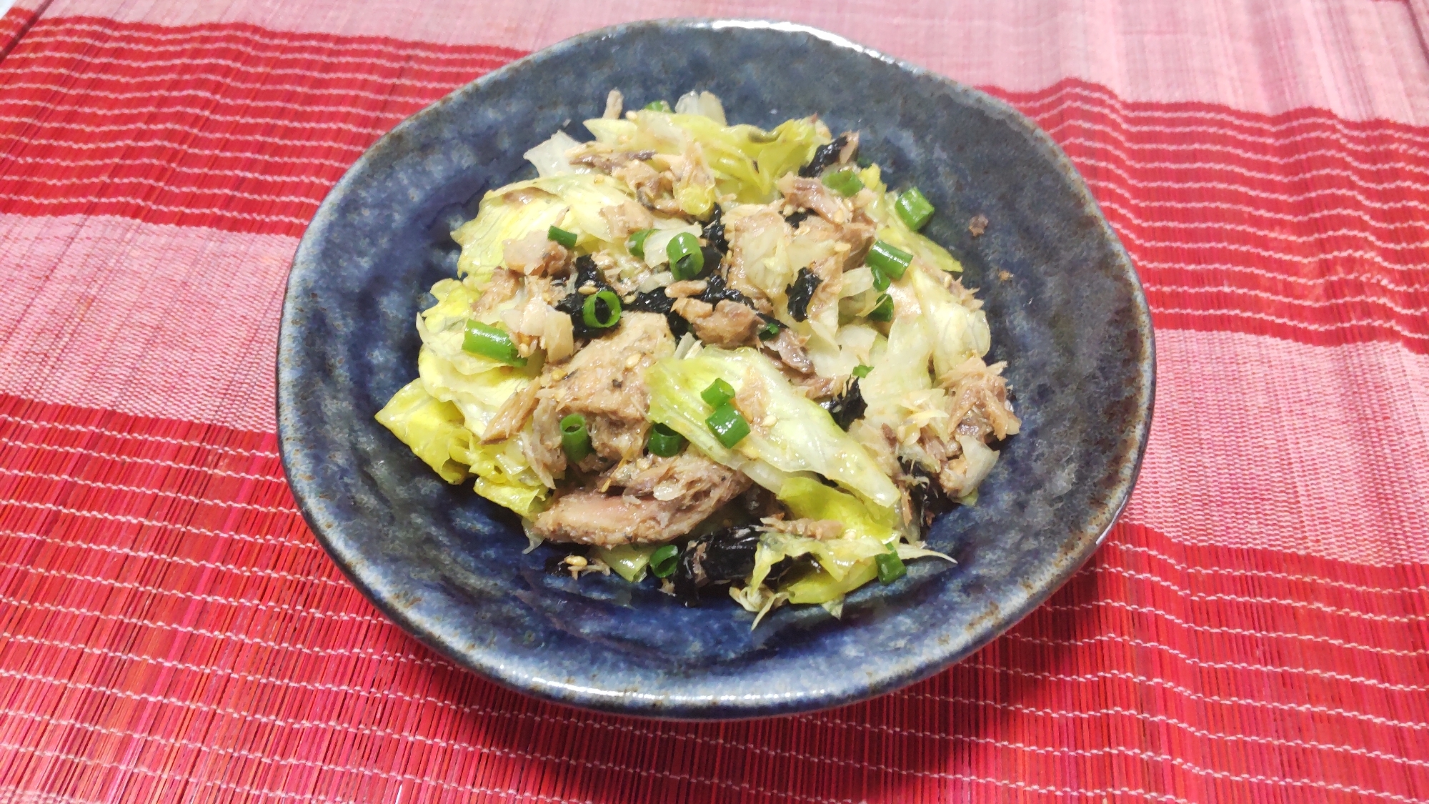 簡単！ピリ辛！サバ缶とレタスのサラダ〜