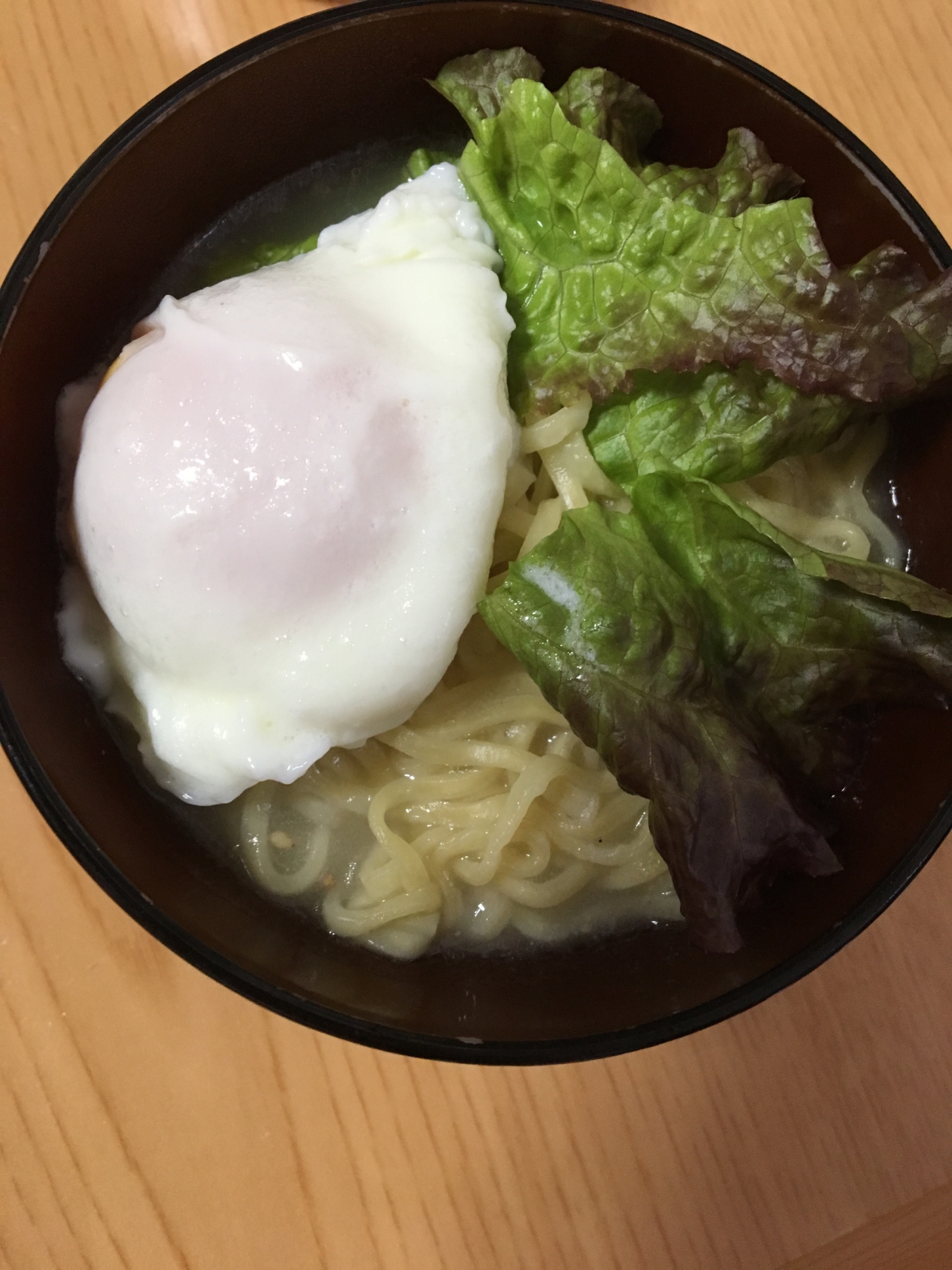 豚骨らーめんで☆サニーレタスと玉子らーめん☆