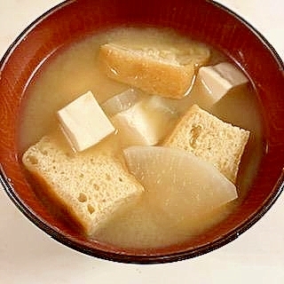 豆腐と大根と栃尾の油あげの味噌汁