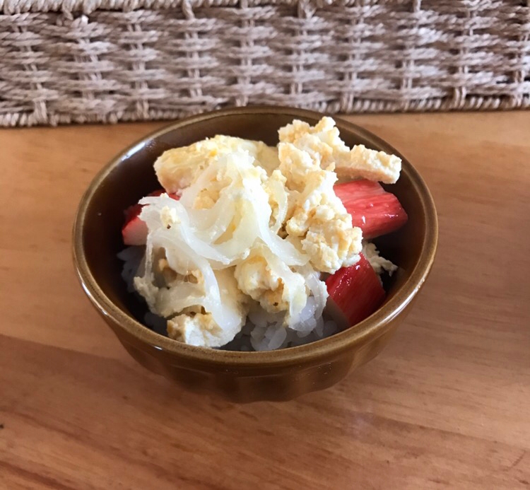 新たまねぎとカニカマ、油揚げの卵とじ丼