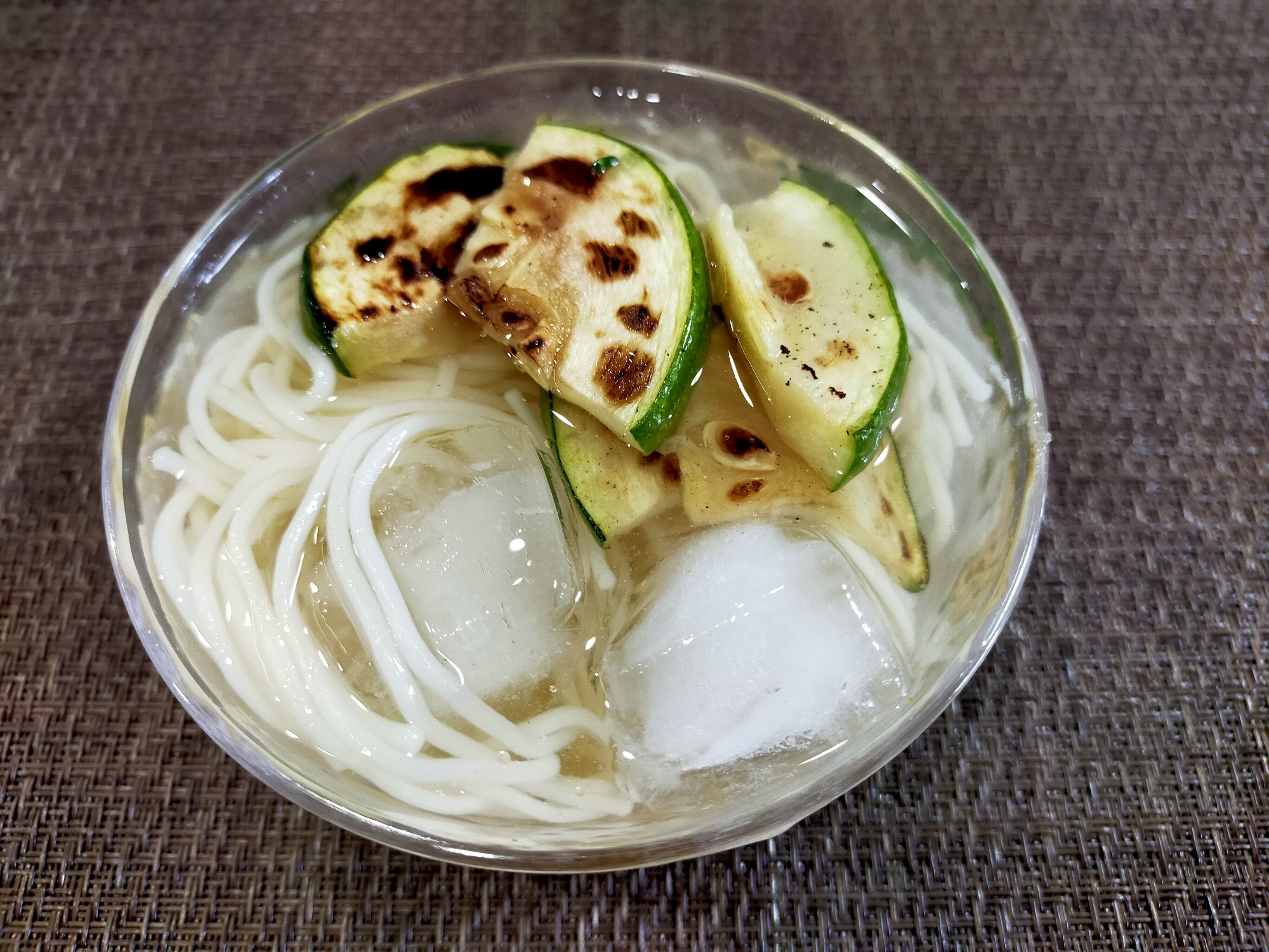 ズッキーニと柚子白だしの冷うどん