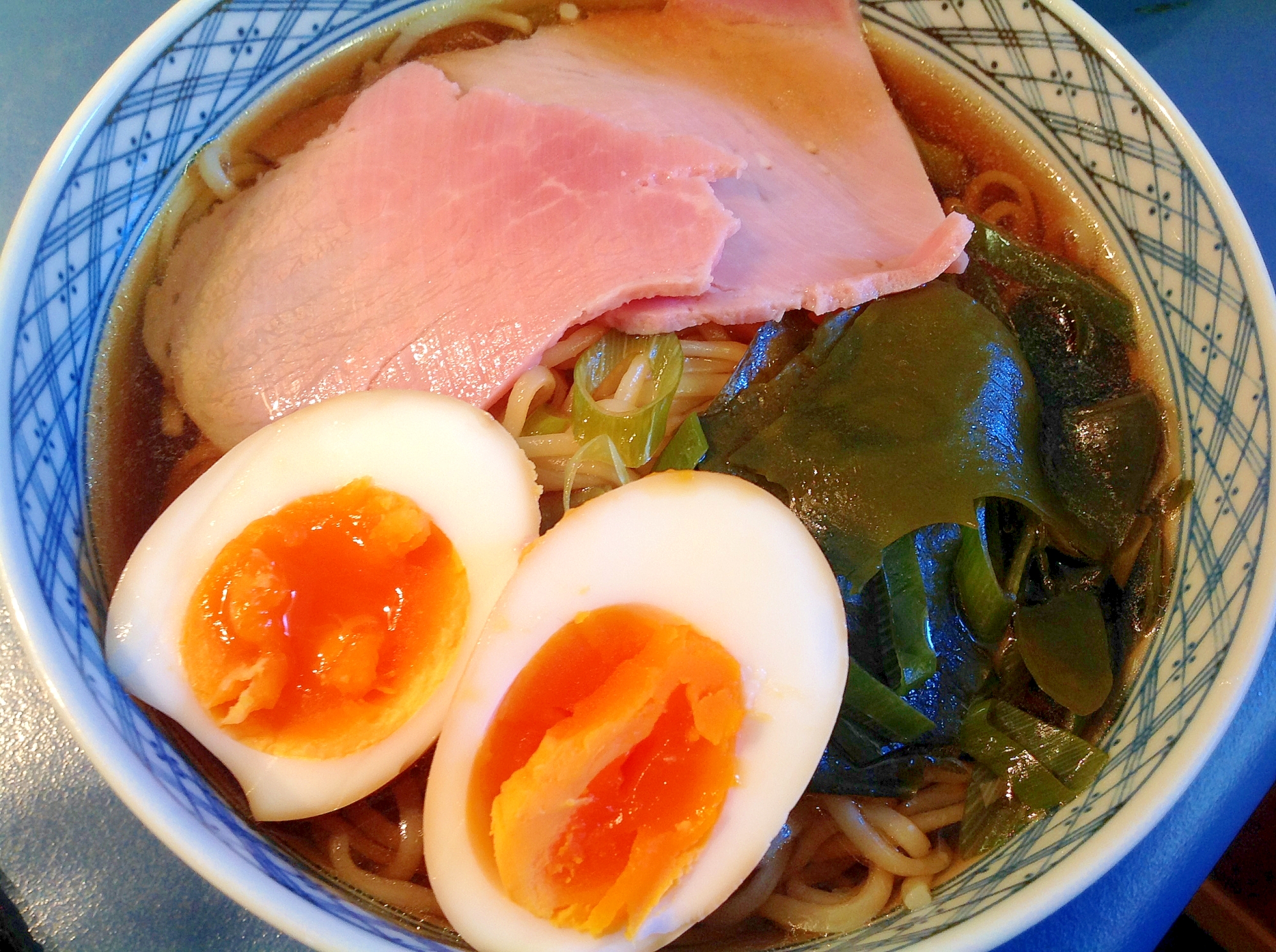 ハム乗せたコンソメスープの醤油ラーメン