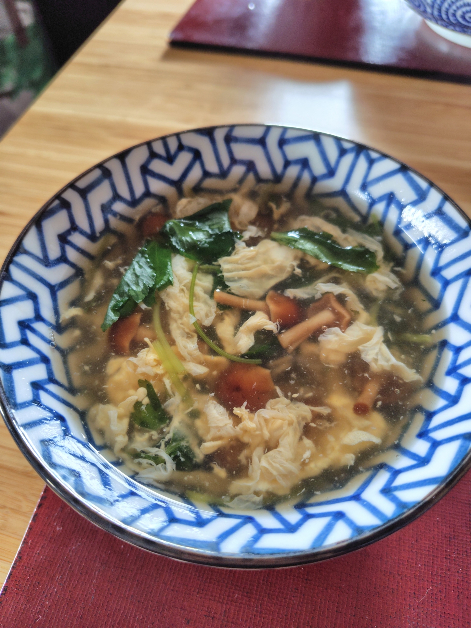 オイスターソースが隠し味！なめことふわふわ卵スープ