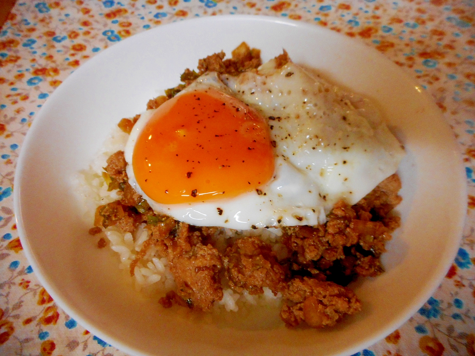 キャベツそぼろの目玉焼き丼