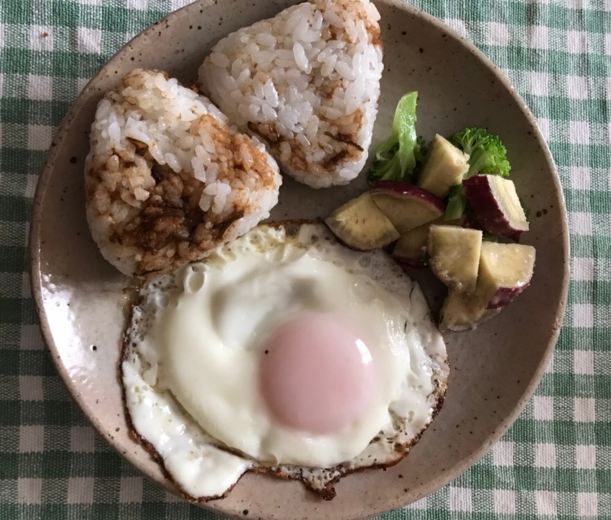 しっとり鰹ふりかけおむすびの朝ごはんプレート