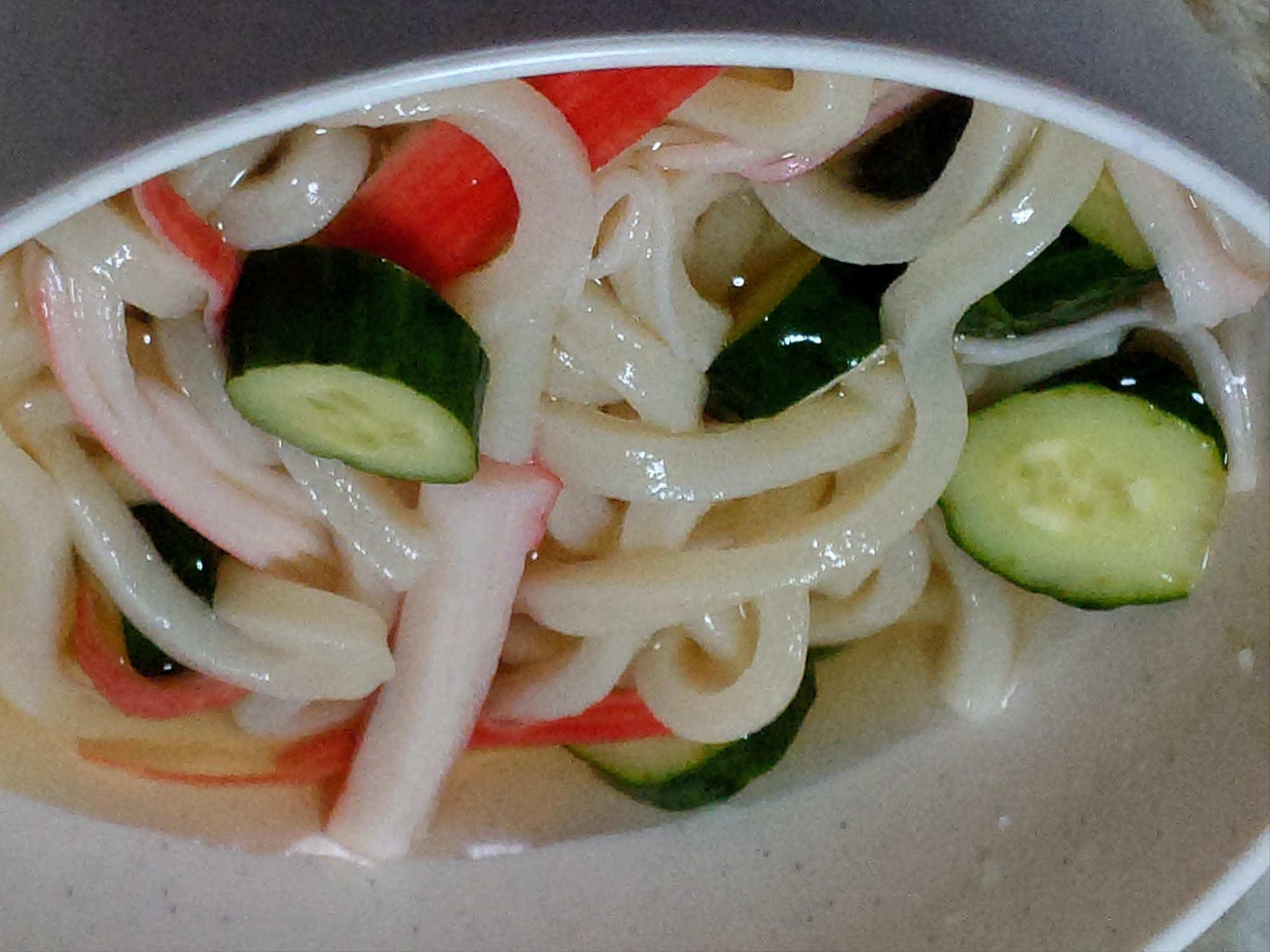 きゅうりとカニカマの白だしうどん