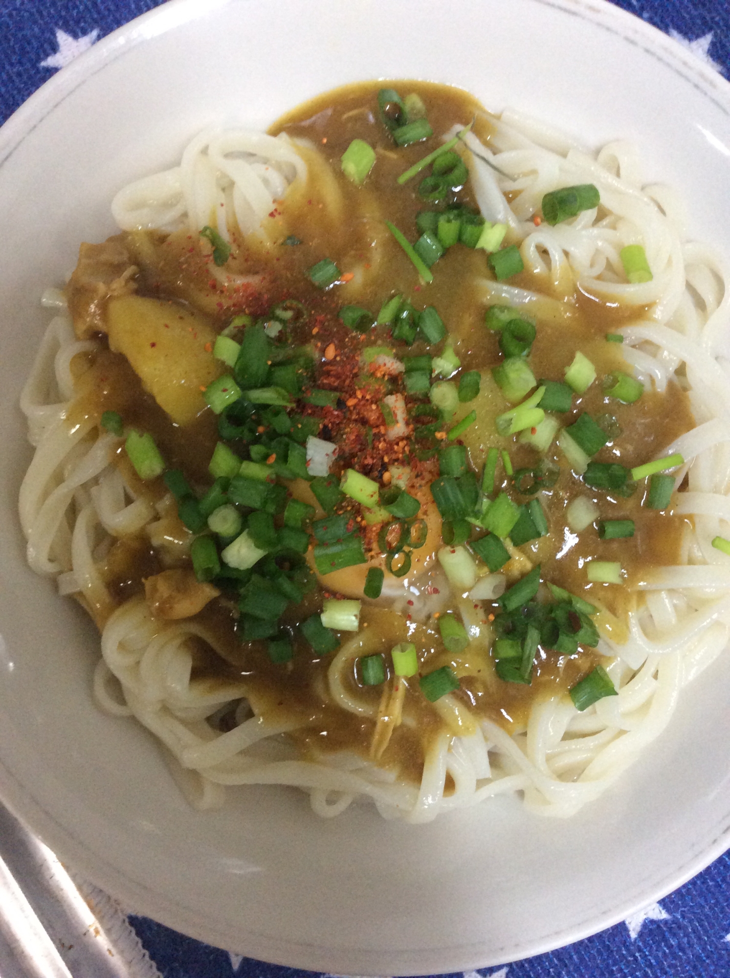 麺は冷やしで♪カレー釜玉うどん