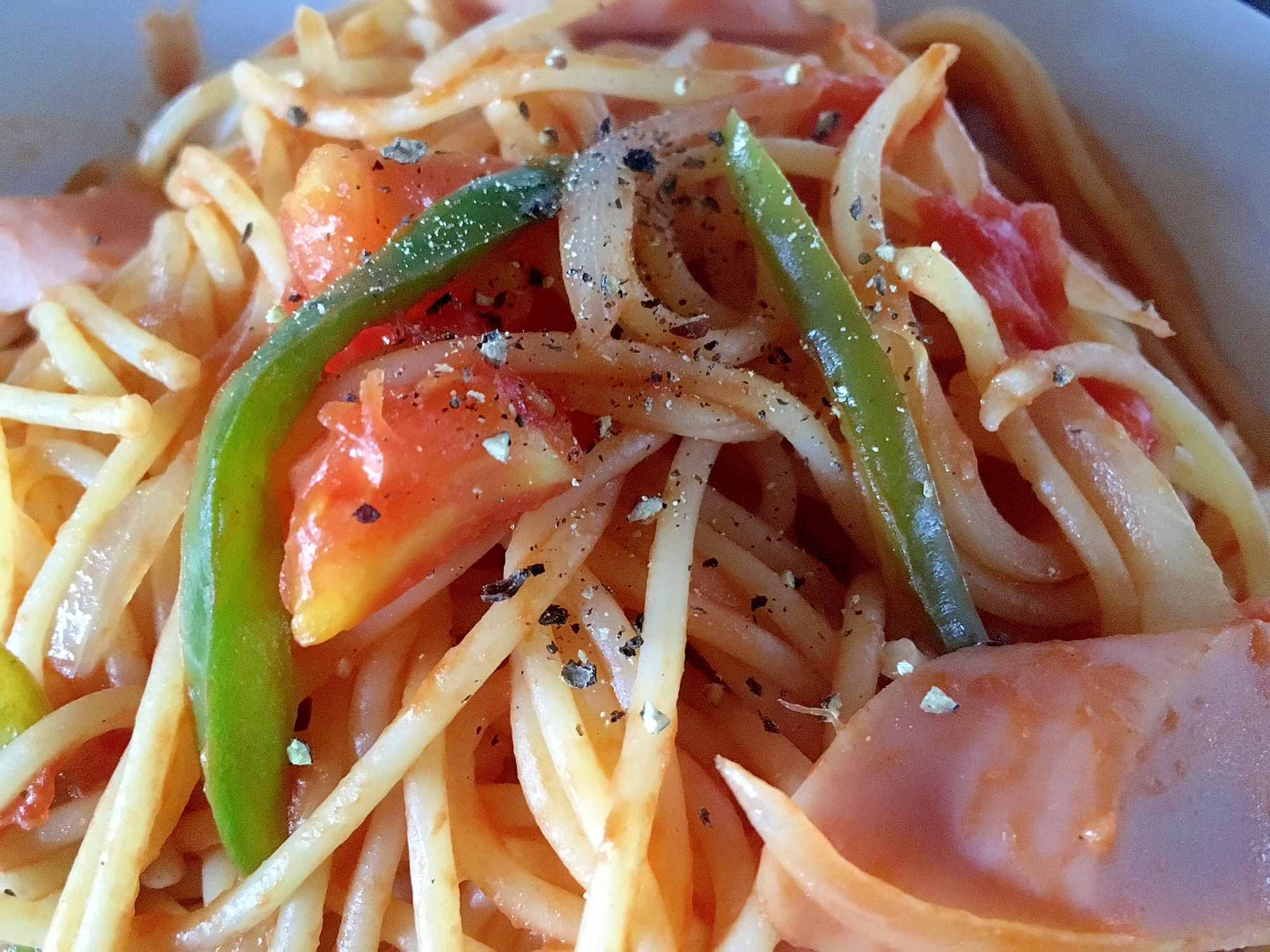 魚肉ソーセージとトマトのナポリタンスパゲティ