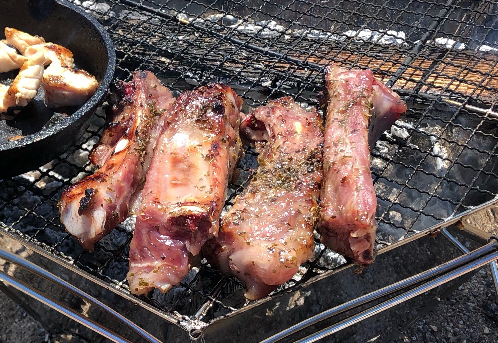 キャンプ飯！！初心者にもやさしい豪快スペアリブ✨