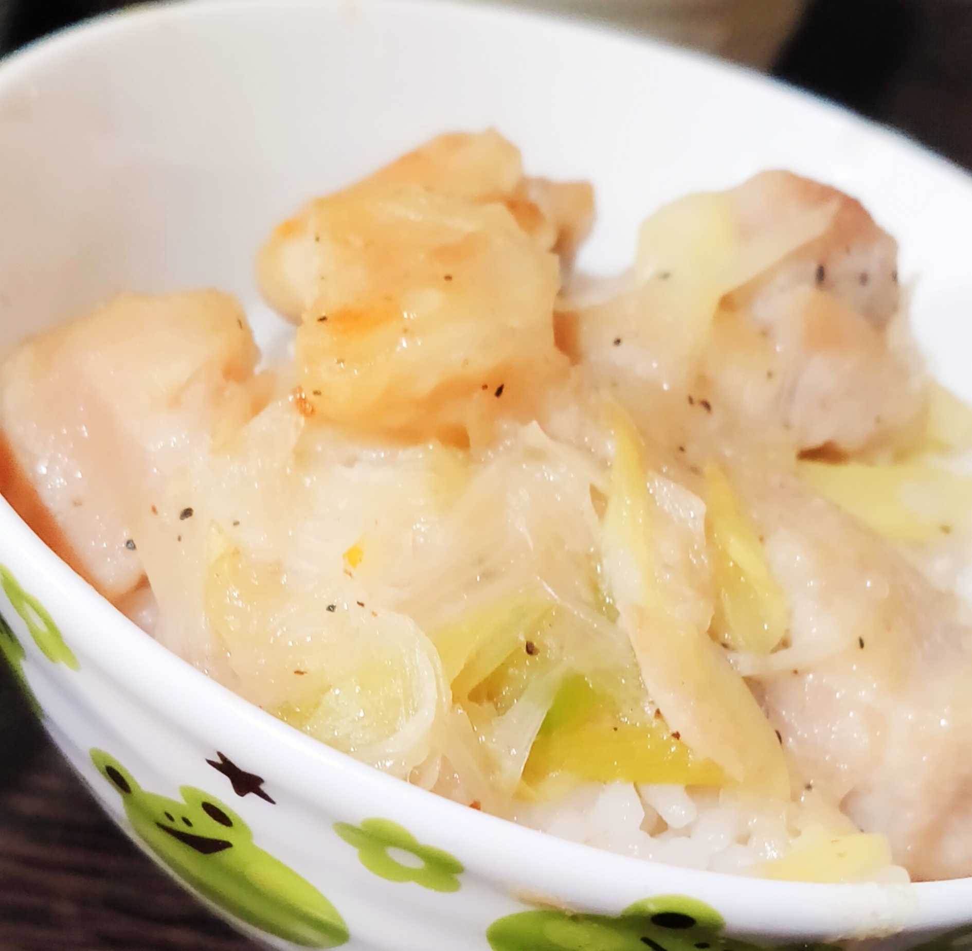 ご飯がススム！鶏もものねぎ塩丼