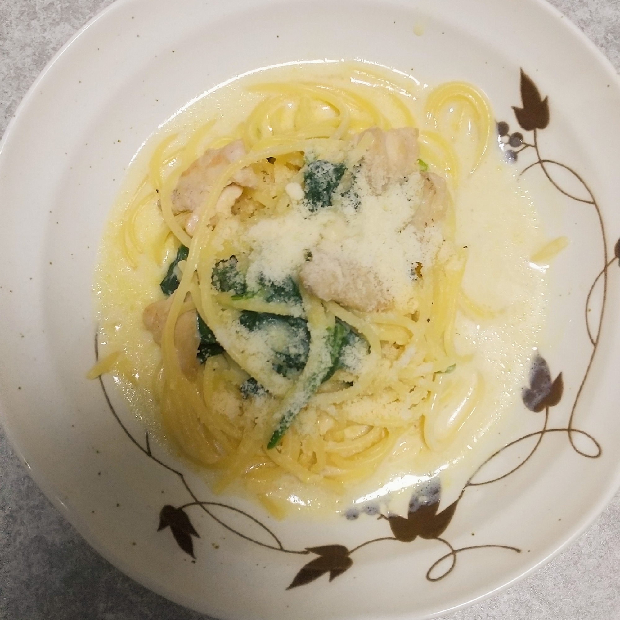 鶏ムネ肉とほうれん草の豆乳クリームパスタ