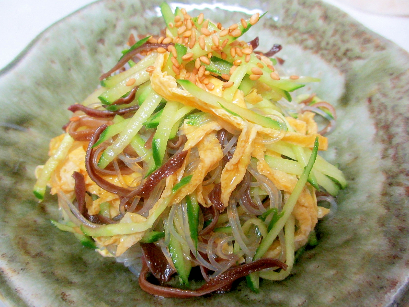 きくらげ、キュウリ、薄焼き卵の春雨サラダ