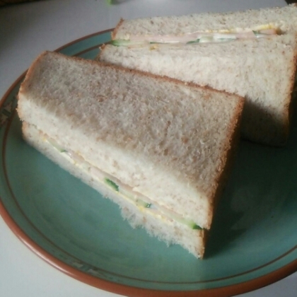 サンドイッチ用の食パンではなく、６枚切りの食パンなので、何だか具が少なく寂しい感じです(T_T)でも、とっても美味しかったです(*^^*)ごちそうさまでした♪