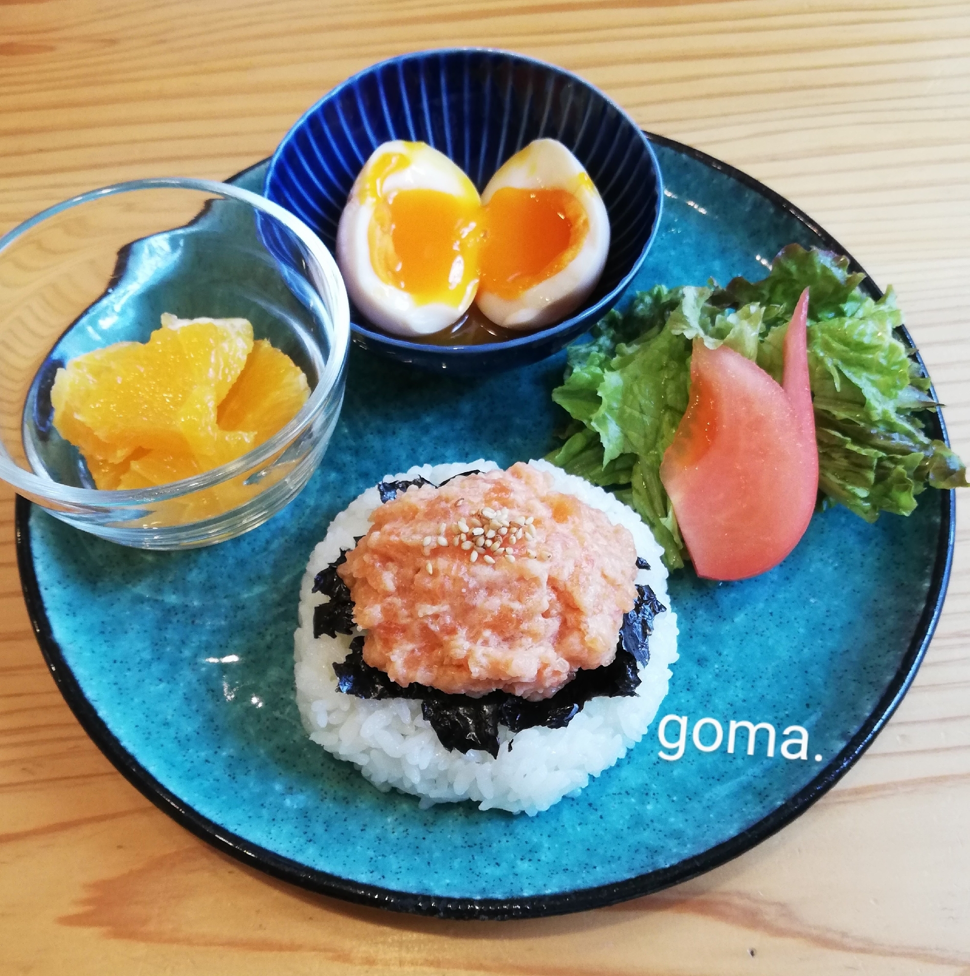 サーモン丼と煮卵の朝食プレート