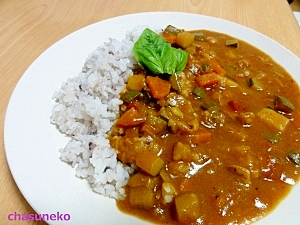 ズッキーニと牛すじのバジルトマトカレー