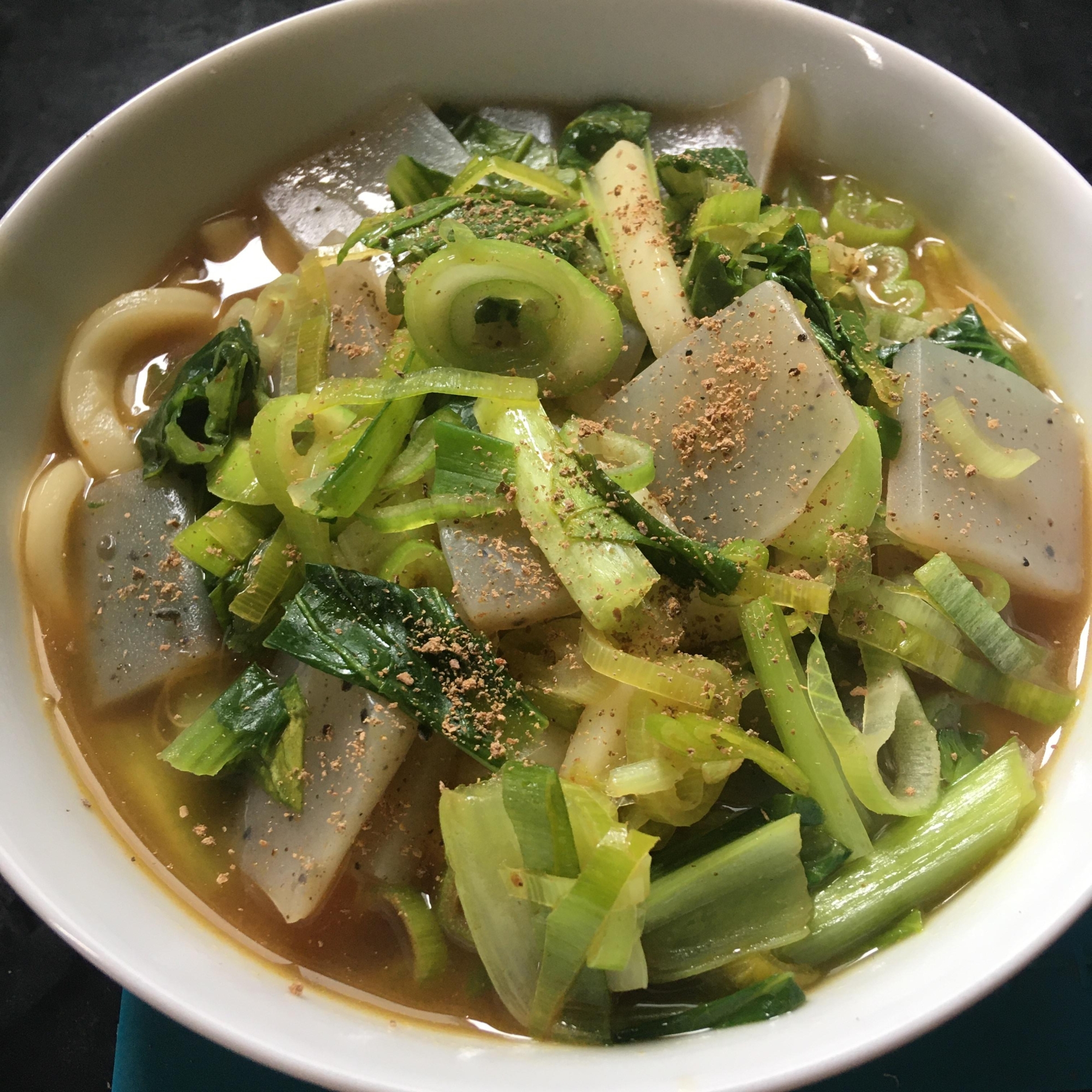 こんにゃく、小松菜、長ねぎのカレーうどん