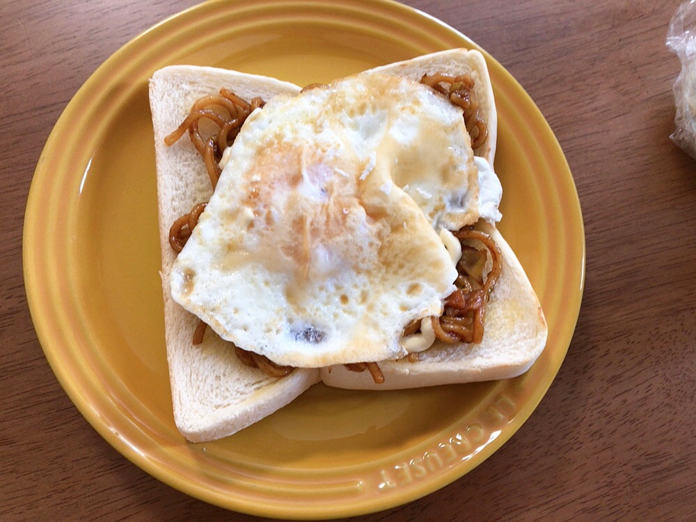 焼きそばパン　目玉焼き乗せ