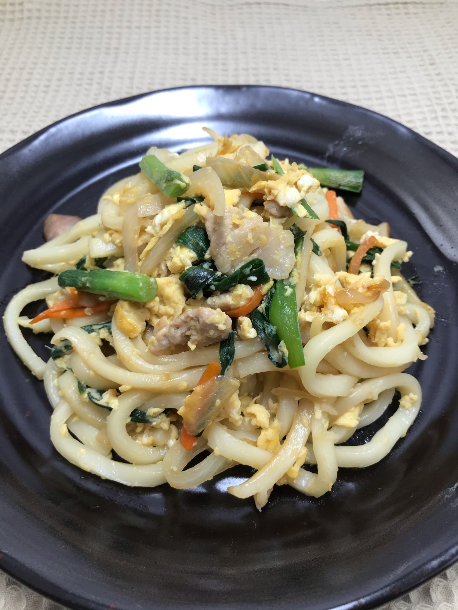 ニラの風味が美味しい！ニラ玉焼きうどん