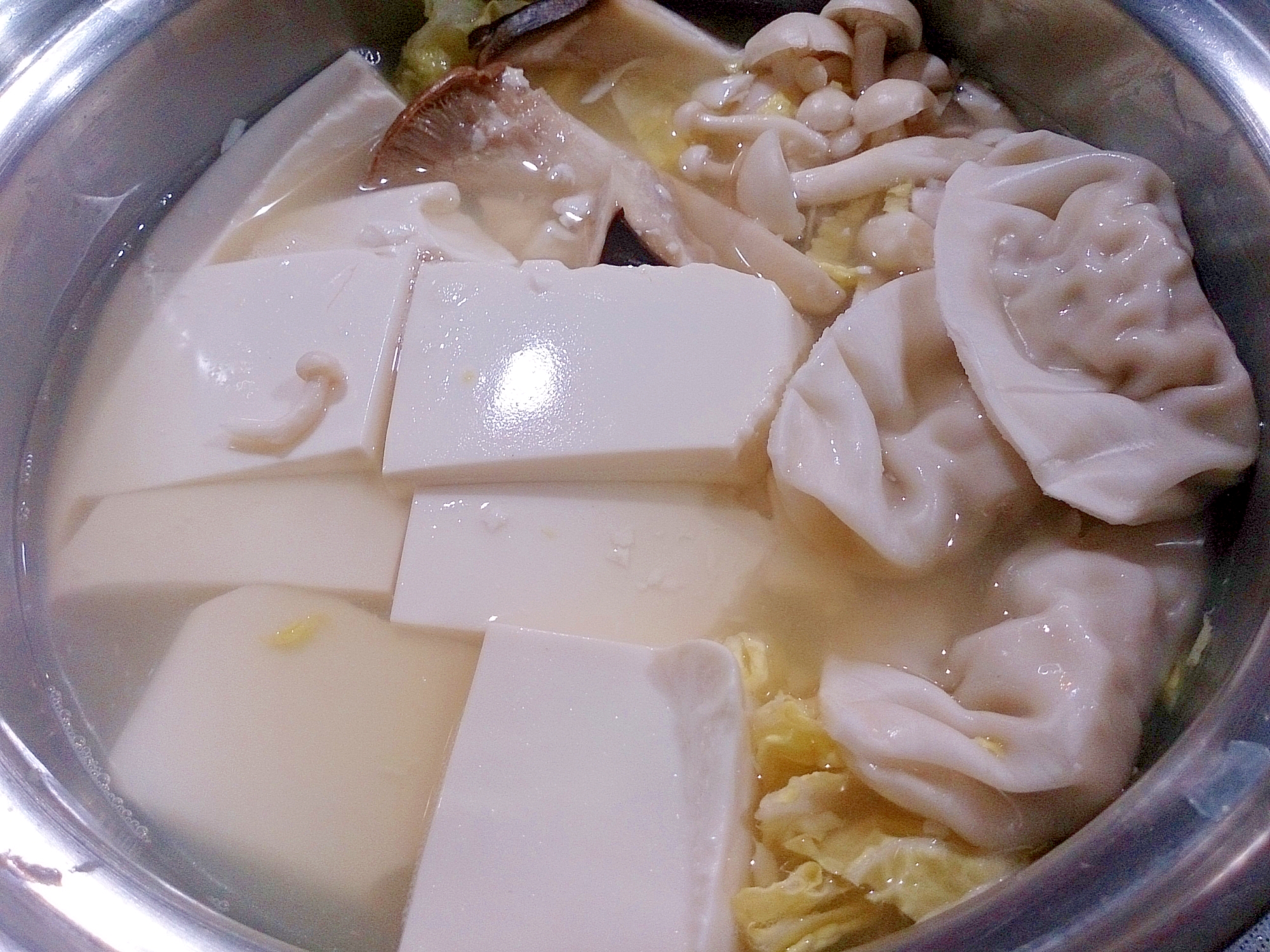 餃子と絹ごし豆腐と白菜とキノコの中華鍋
