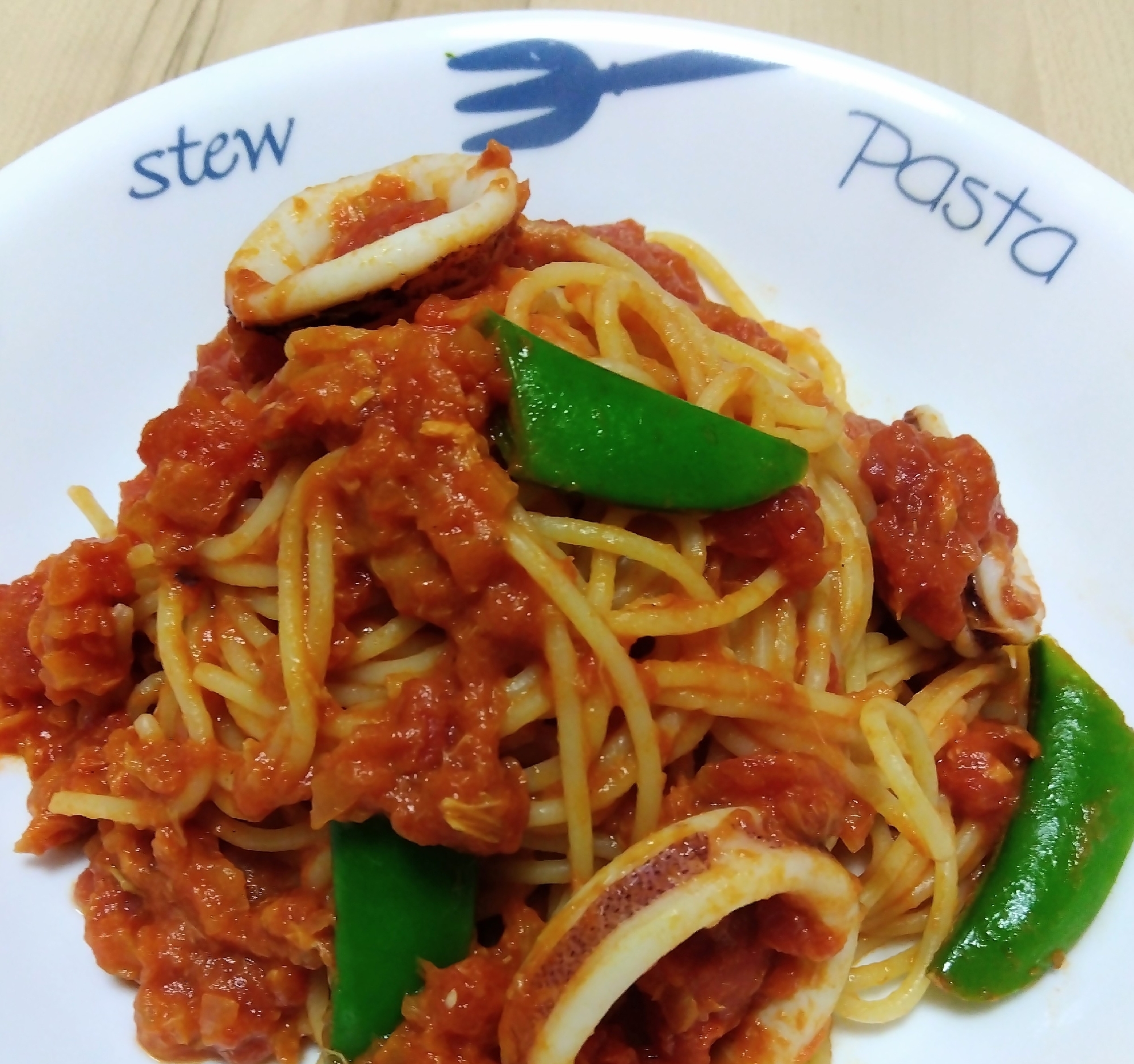 【赤ワインに合う】イカとツナのトマトパスタ