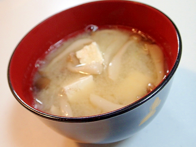 生姜入り　しめじと白菜芯と豆腐のお味噌汁