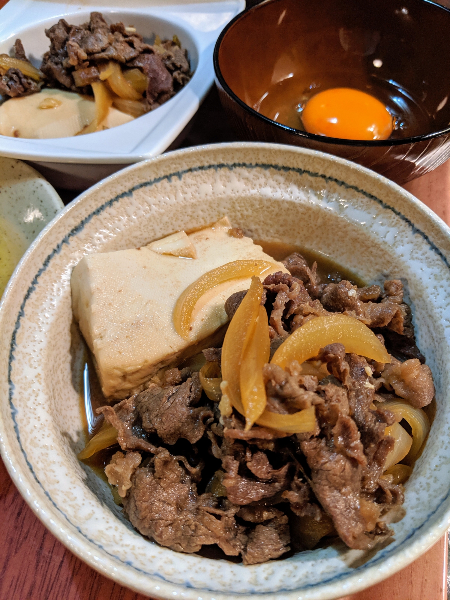 卵を付けて食べる簡単肉豆腐♪