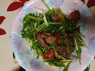 Guuママさん♪アボカドと水菜のサラダお肉も＋してボリュームさらだでいただきました(*^-^*)ランチにもこれだけでおなかが満腹になりました♡