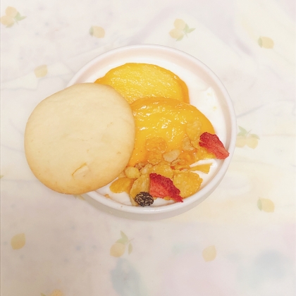 柿とクッキーとグラノーラのヨーグルト