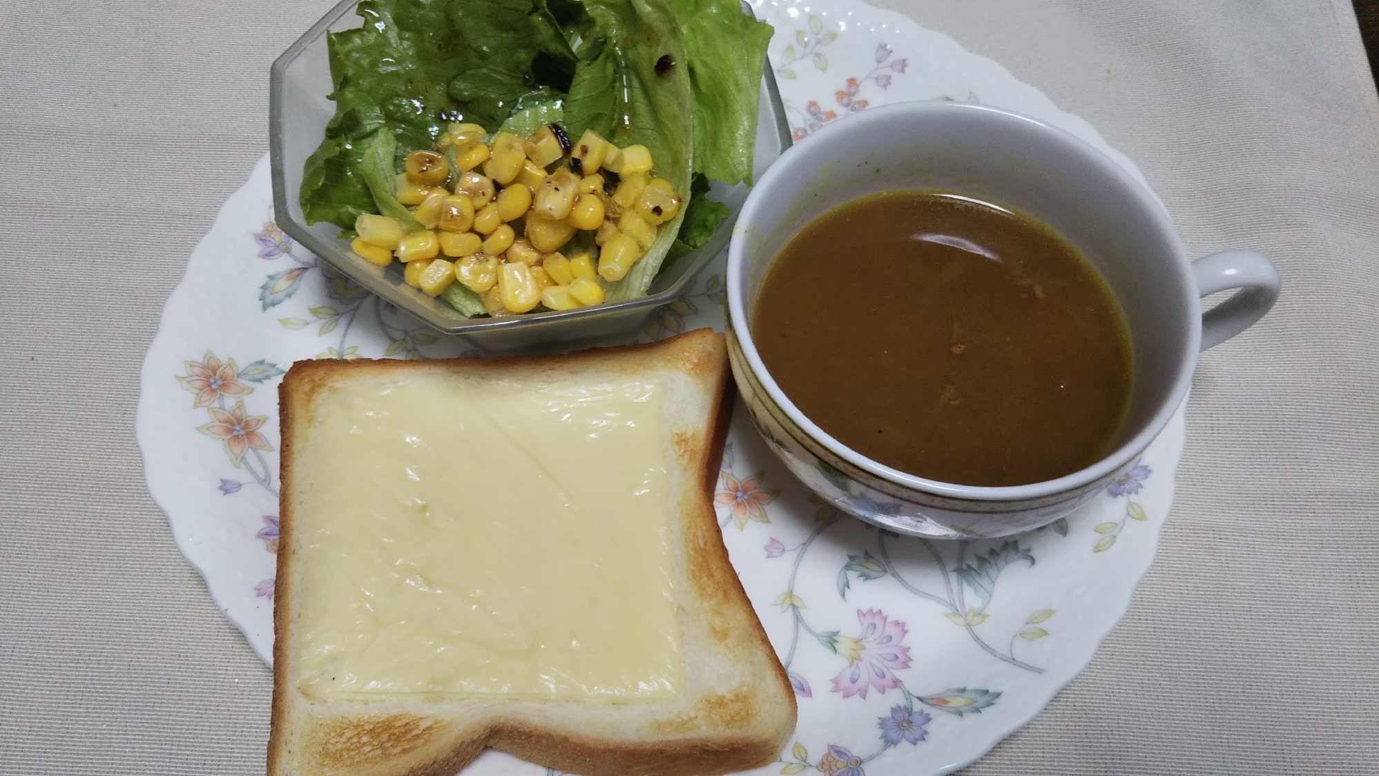 カレースープとレタスコーンサラダとチーズトースト☆