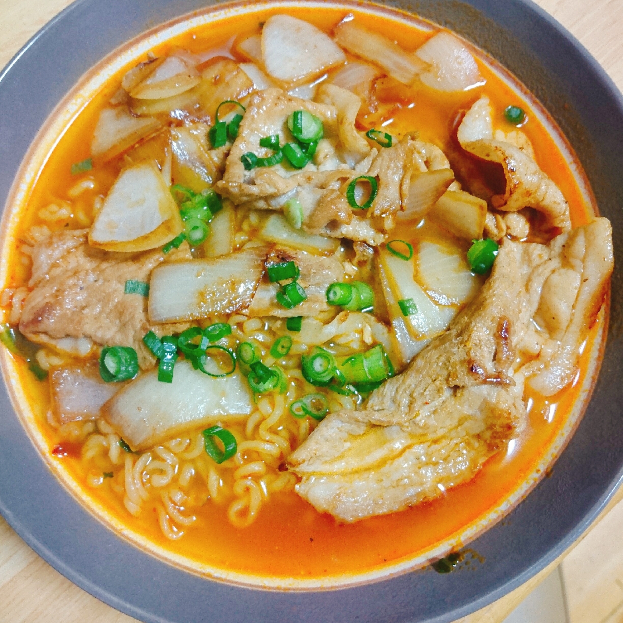 豚肉と玉ねぎの焼肉のたれ炒め乗せ辛ラーメン