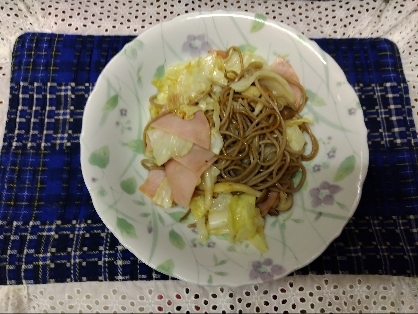 和そばで焼きそば！ベーコンしめじレタス